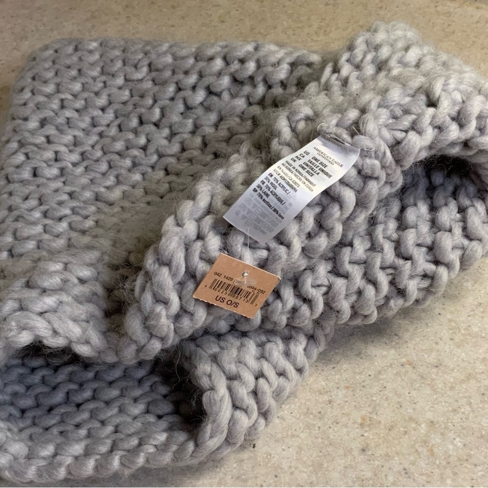 🌸🌸American Eagle Outfitters Soft Gray Knit Scarf - Picture 2 of 2